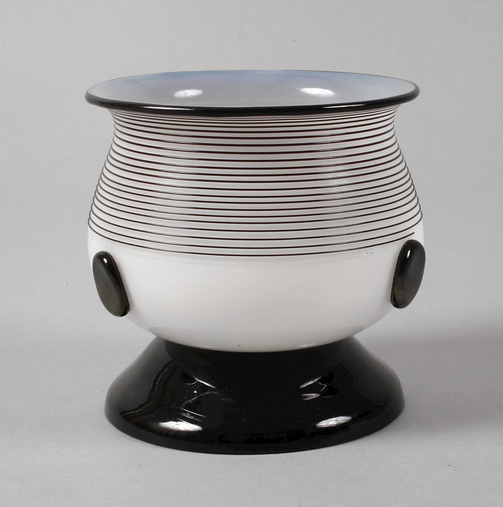 Loetz Wwe. Fußschale aus der "Tango"-Serie