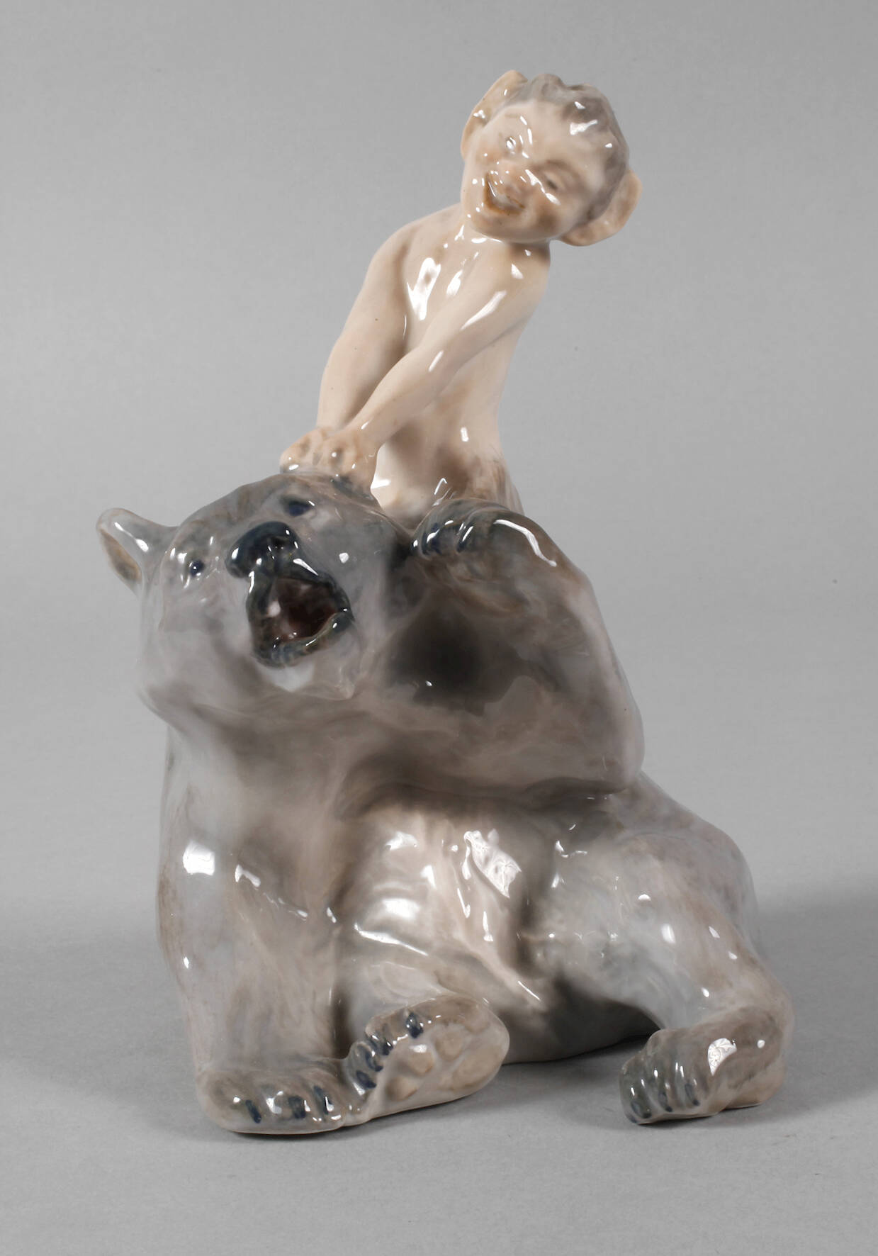 Royal Copenhagen Faun einen Bären neckend