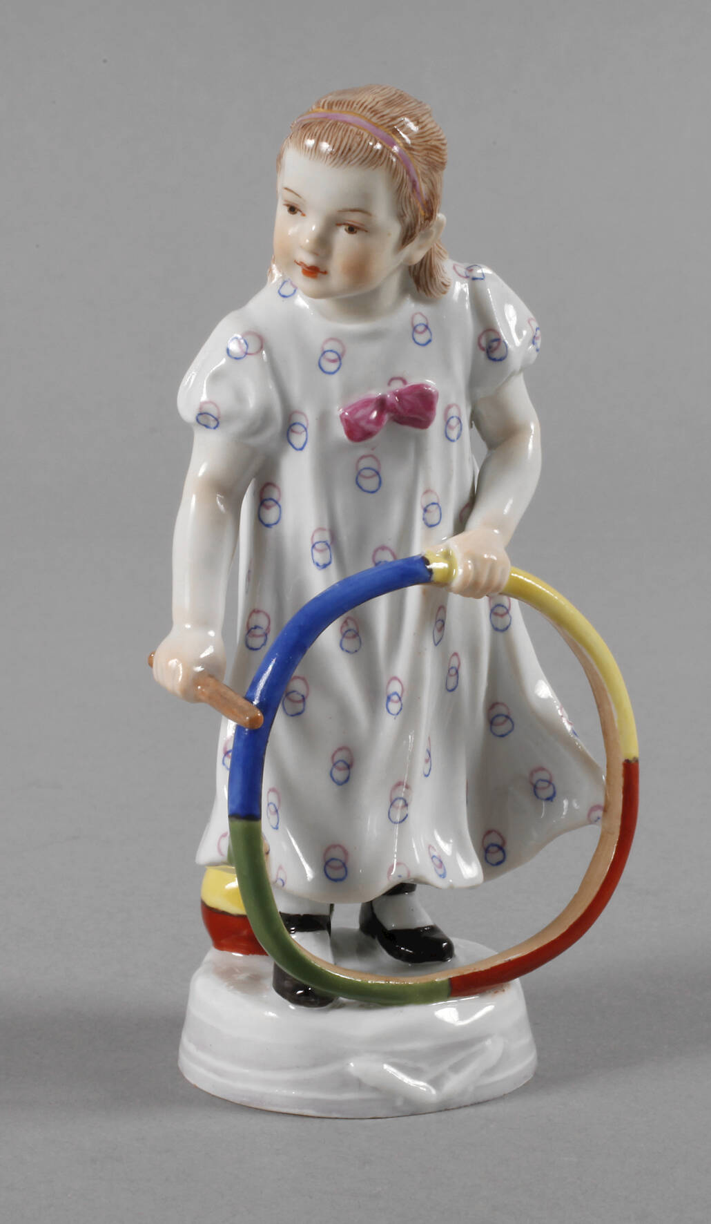 Meissen Mädchen mit Reifen