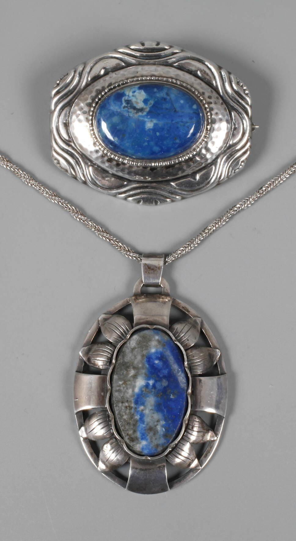 Anhänger und Brosche