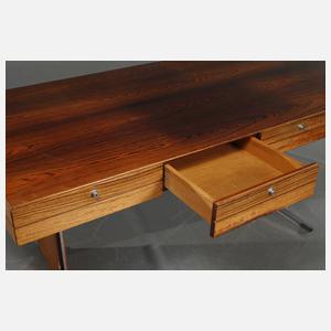 Großer Schreibtisch