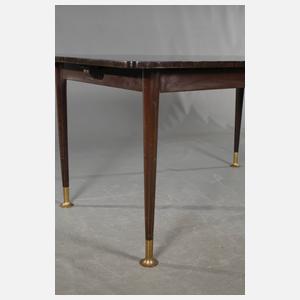 Auszugstisch mit sechs Stühlen