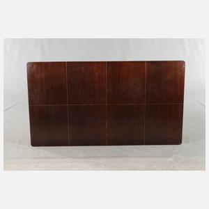 Auszugstisch mit sechs Stühlen