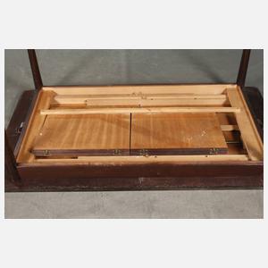 Auszugstisch mit sechs Stühlen