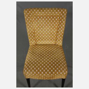 Auszugstisch mit sechs Stühlen