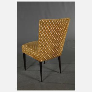 Auszugstisch mit sechs Stühlen