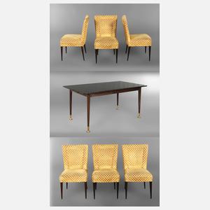 Auszugstisch mit sechs Stühlen