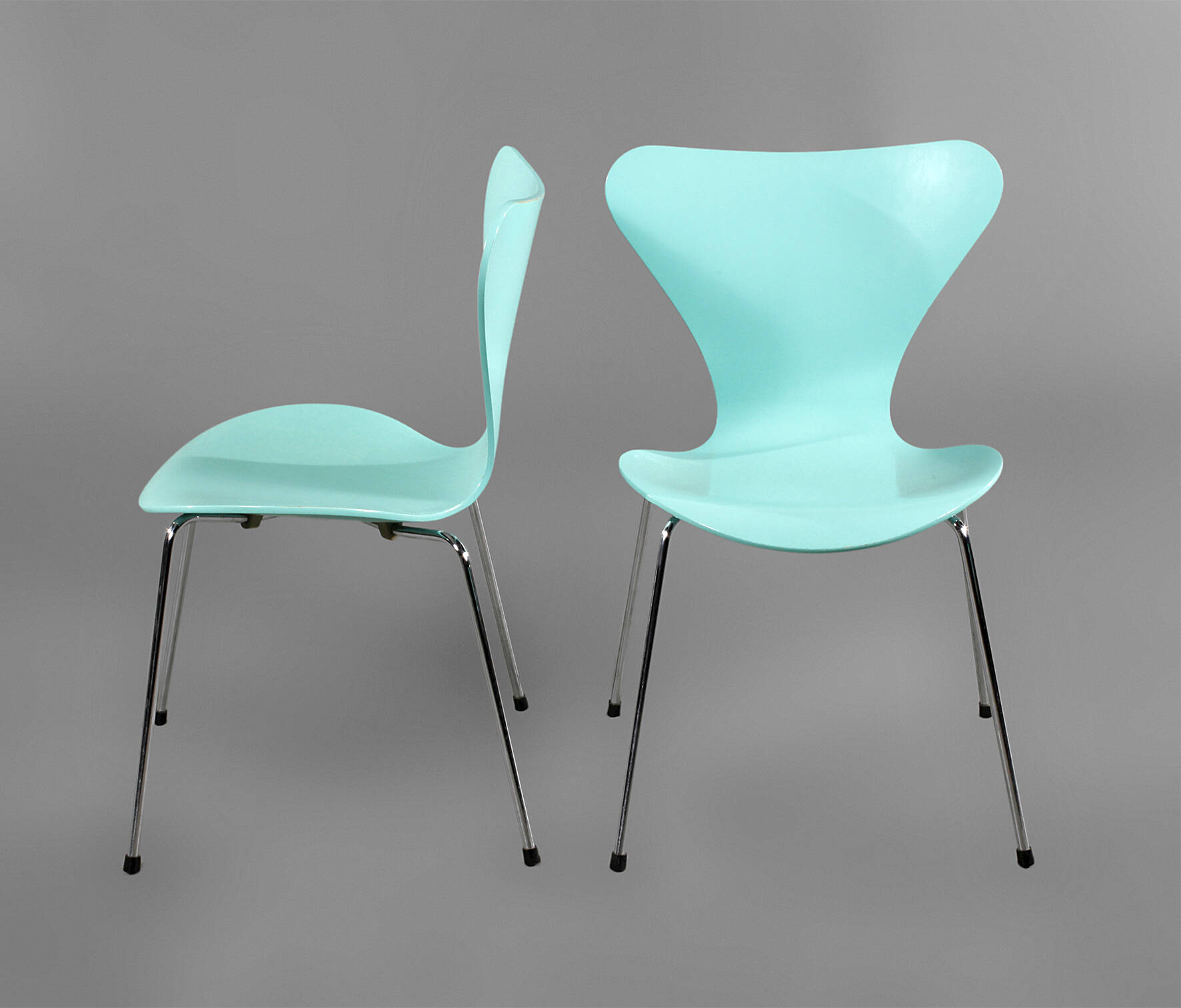 Zwei Stühle Arne Jacobsen