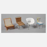 Vier Miniatur-Modellstühle Design111
