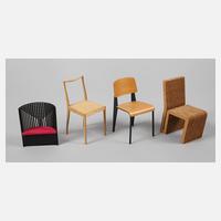 Vier Miniatur-Modellstühle Design111