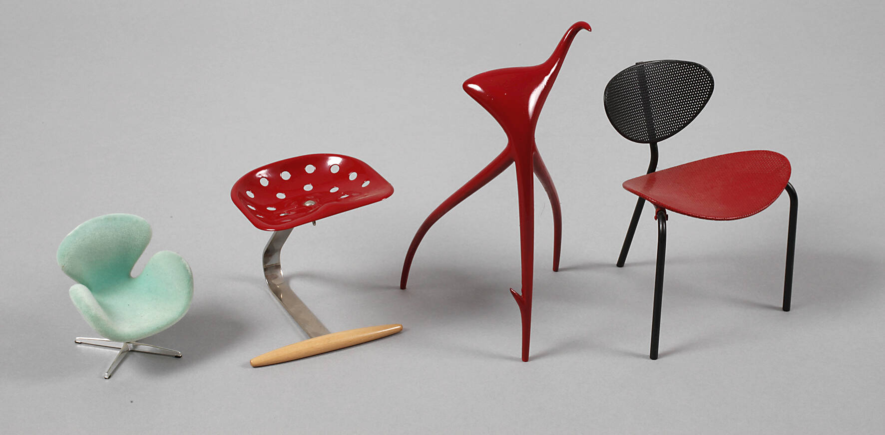 Vier Miniatur-Modellstühle Design