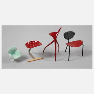 Vier Miniatur-Modellstühle Design
