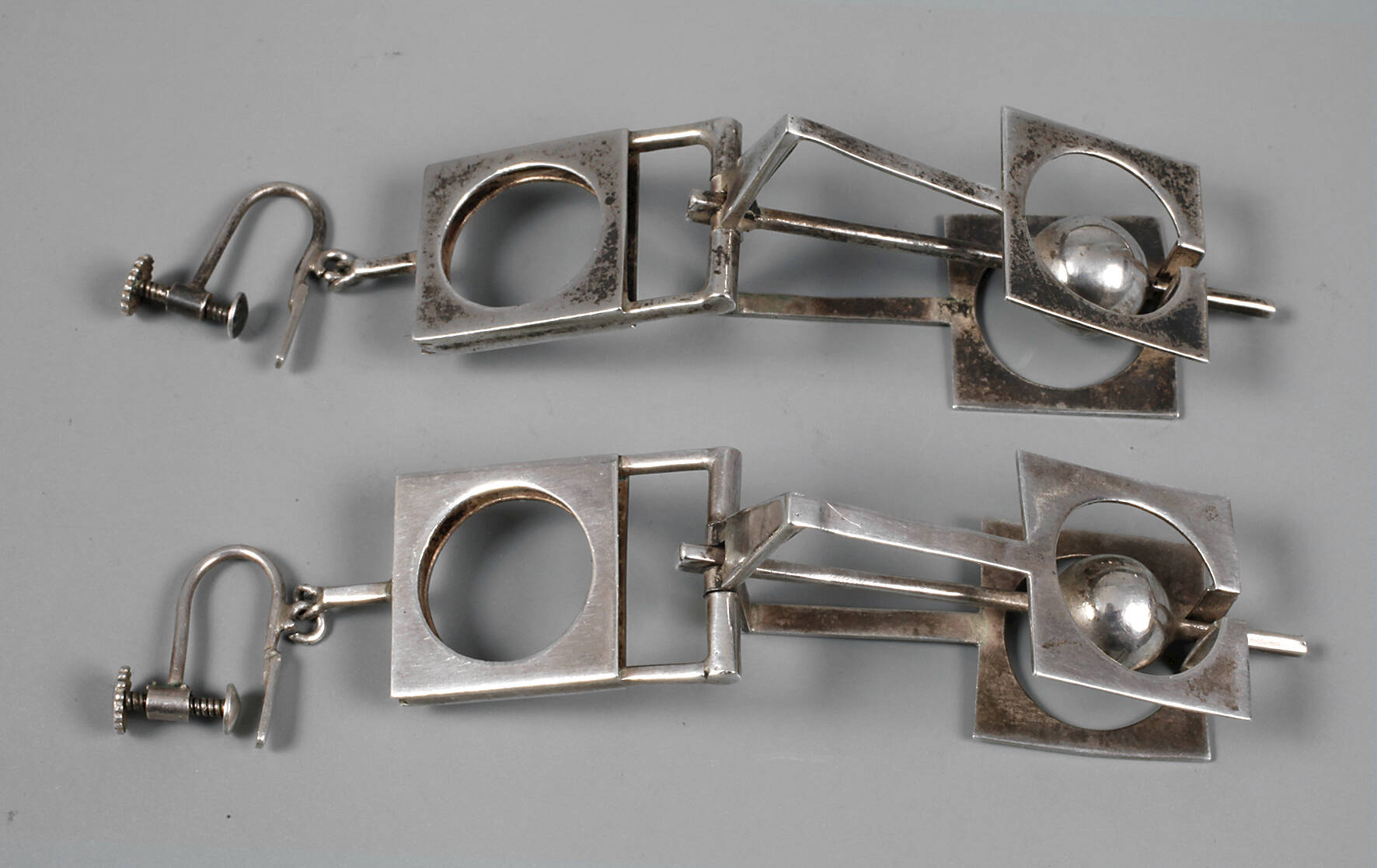 Ein Paar Designohrhänger