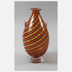 Henkelvase mit Spiraldekor