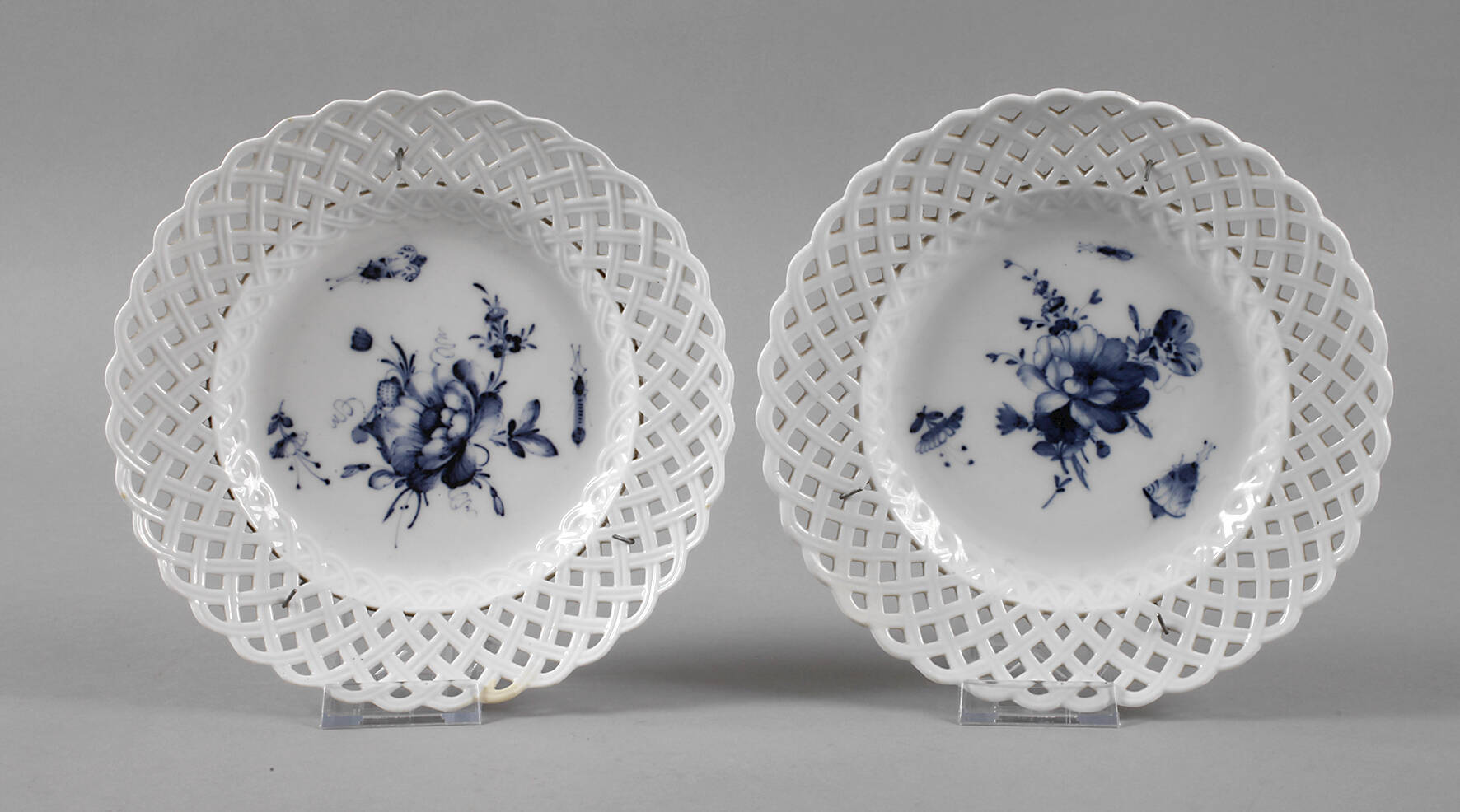 Meissen Paar Korbrandteller "Blaue Blume mit Insekten"