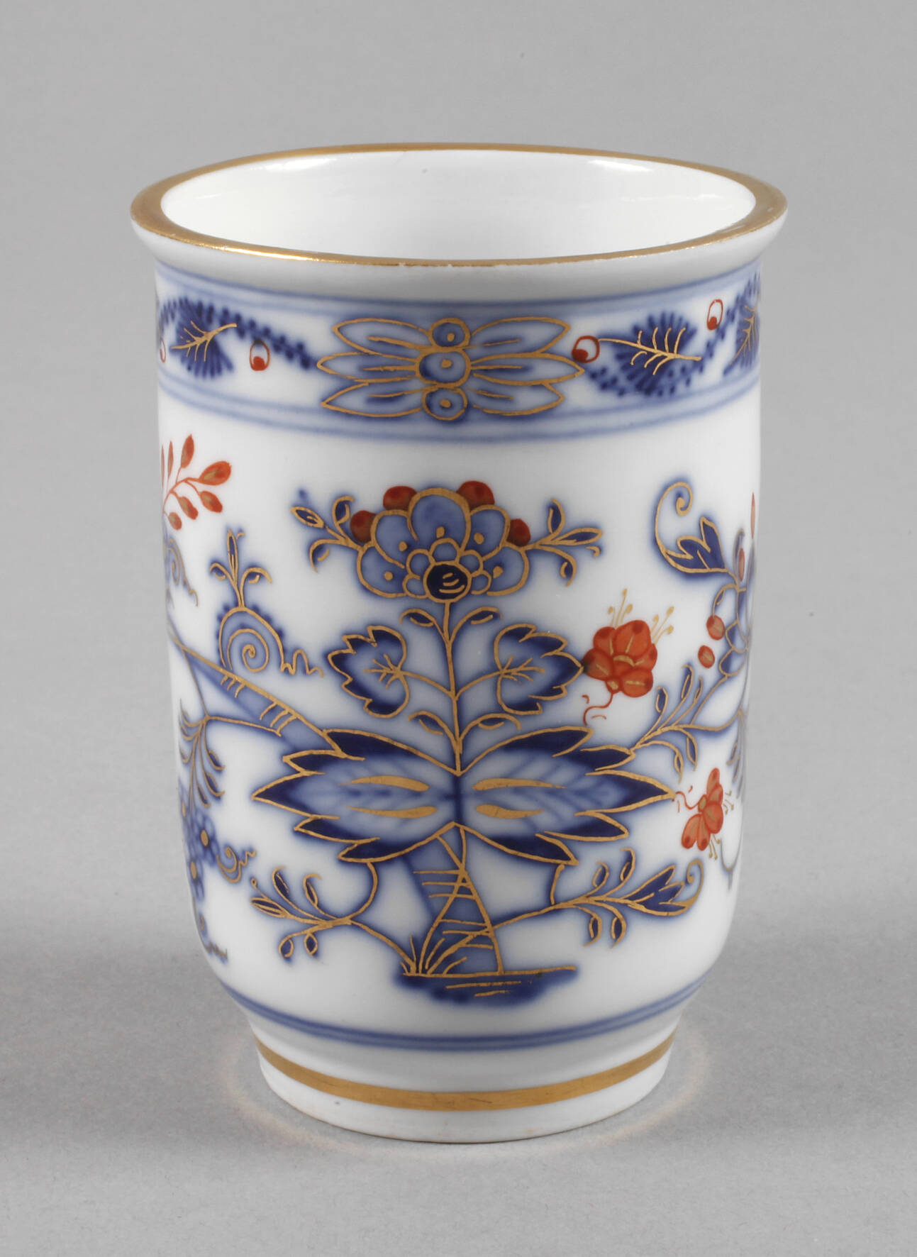 Meissen Trinkbecher mit rot-goldenem Zwiebelmuster