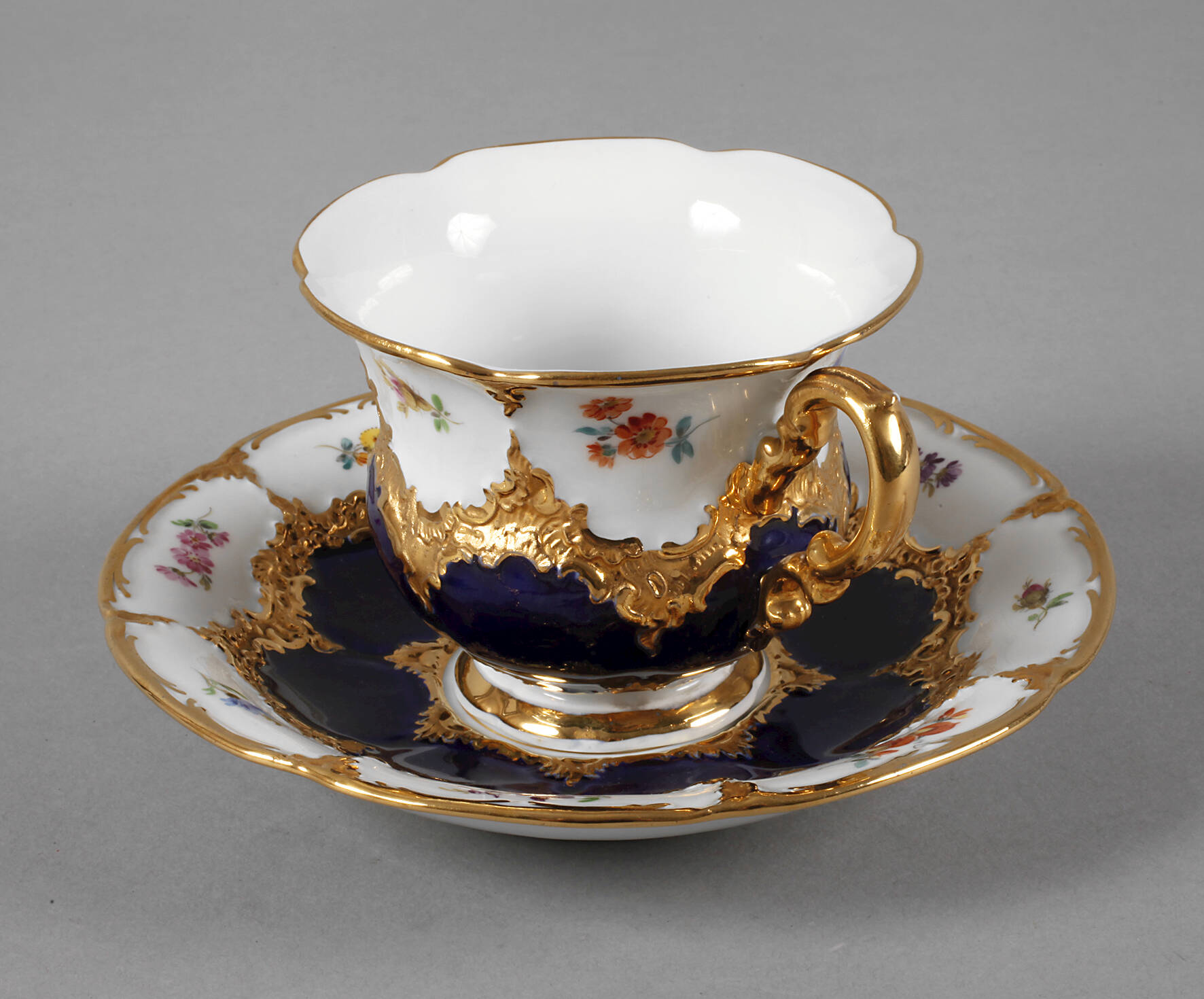 Meissen Tasse mit Untertasse "B-Form"