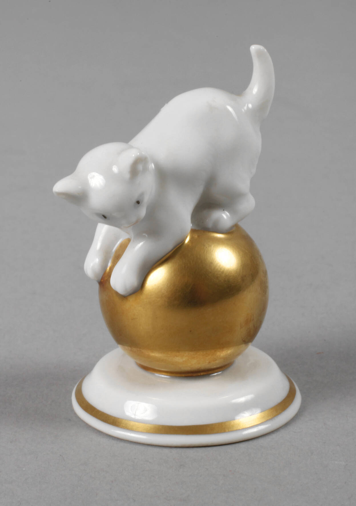 Rosenthal Katze auf Goldkugel