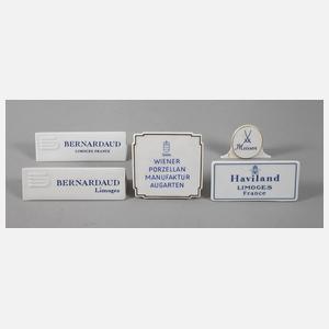 Fünf Werbeaufsteller Porzellan