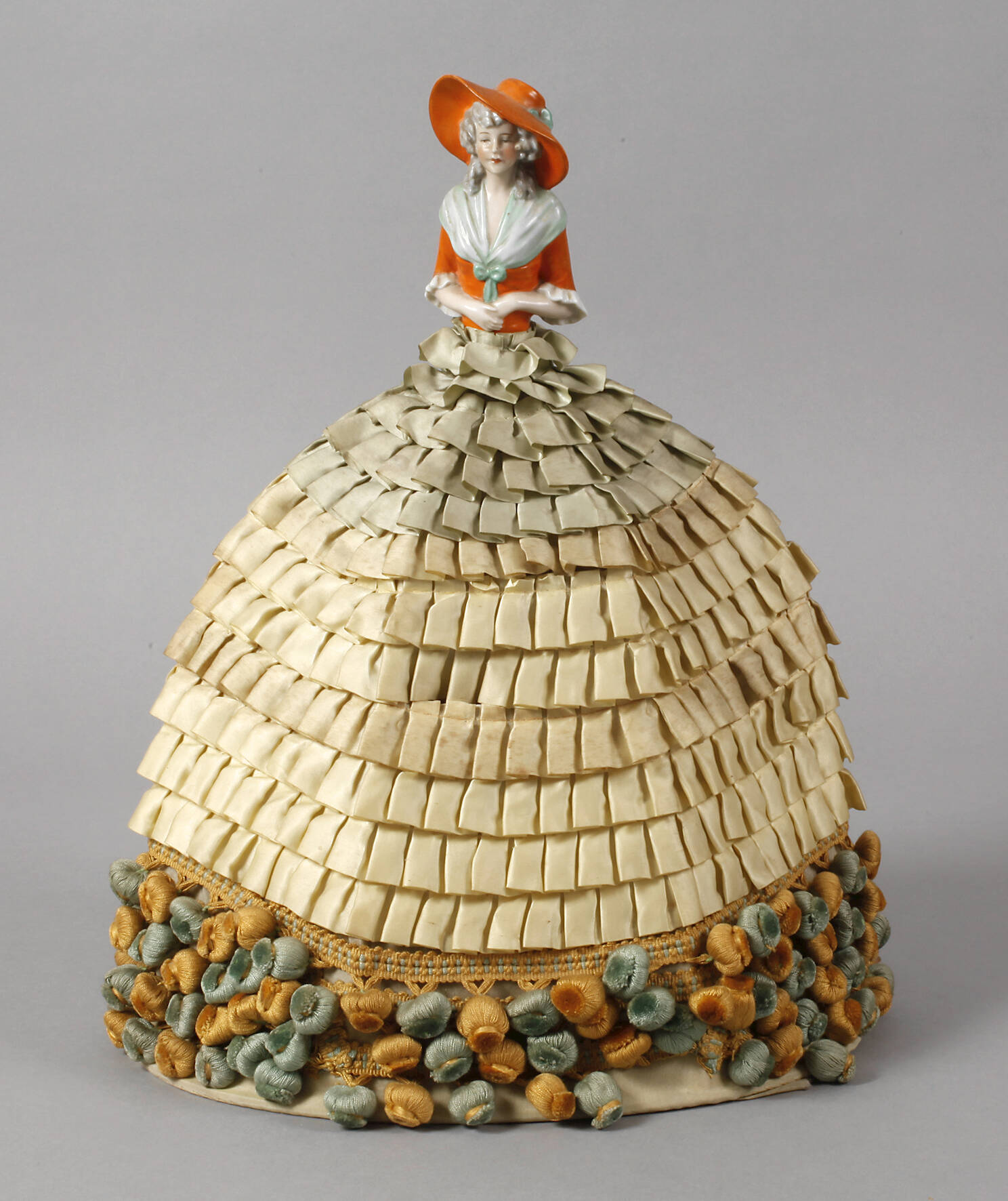 Große Teepuppe als Lampe