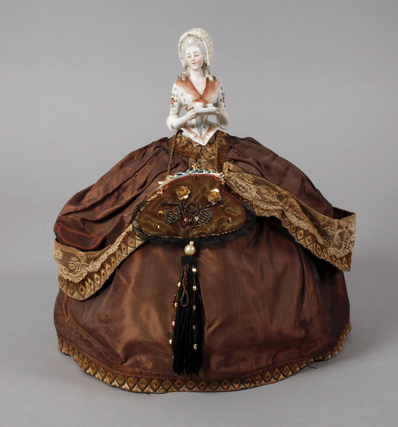 Große Teepuppe als Schokoladenmädchen