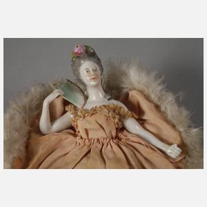 Teepuppe auf Kissen liegend