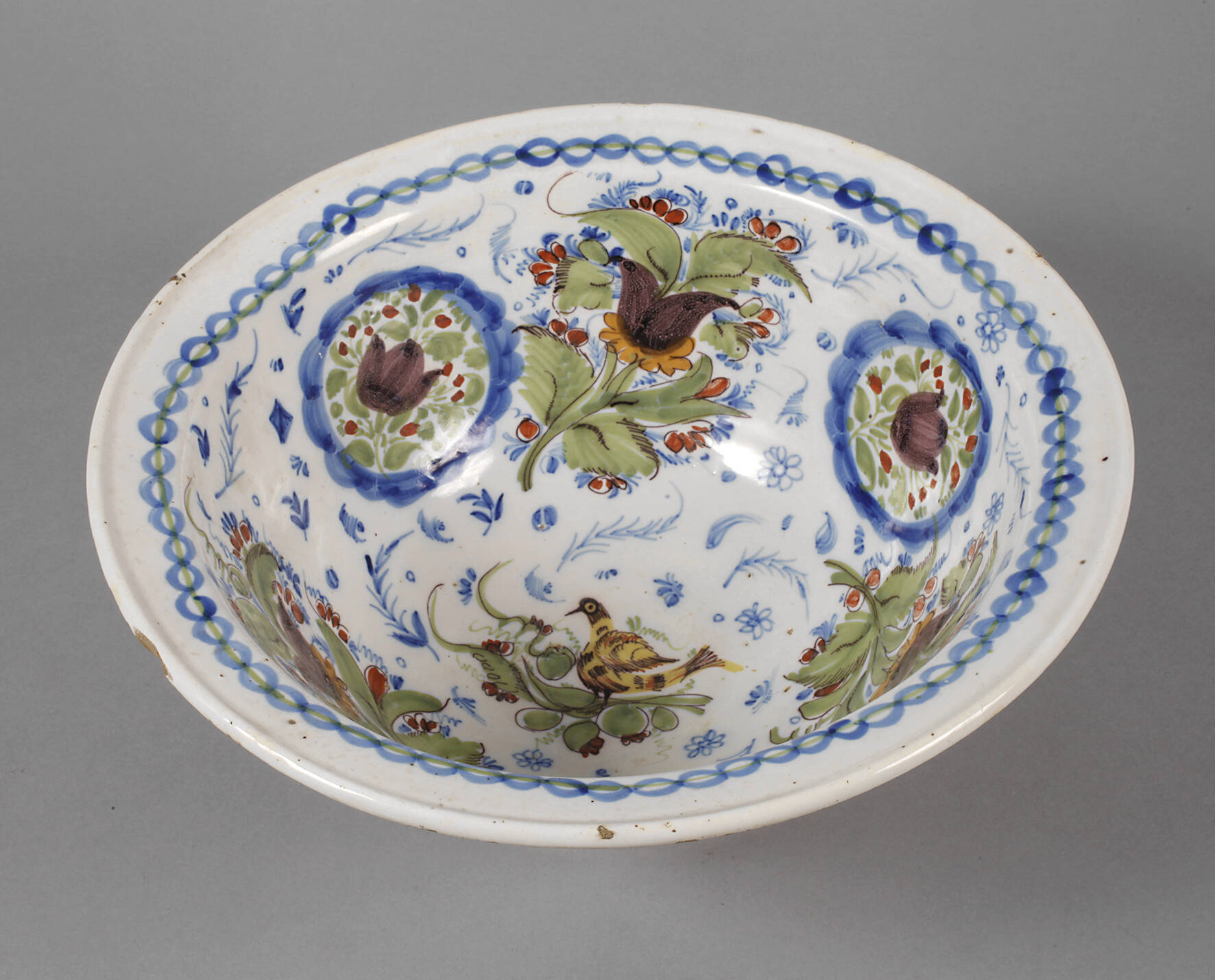 Tief gemuldete Fayenceschüssel