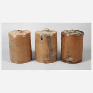 Drei Vorratsflaschen