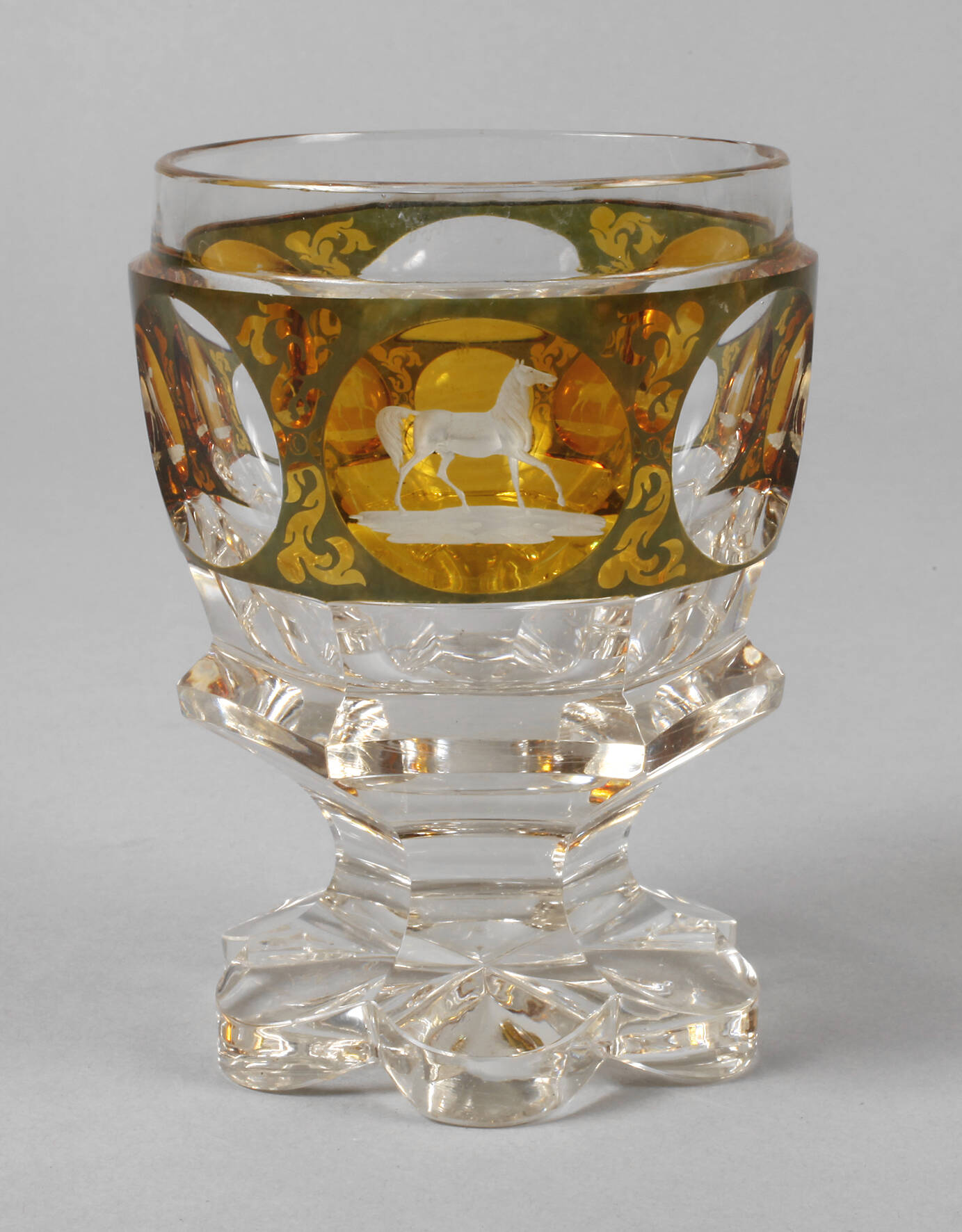 Becherglas mit geschnittenen Pferdemotiven