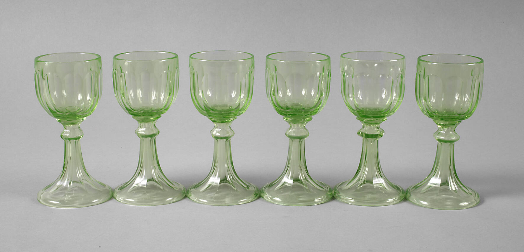 Sechs Weingläser Uranglas