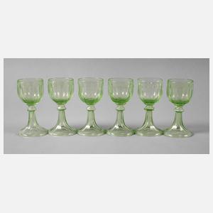 Sechs Weingläser Uranglas