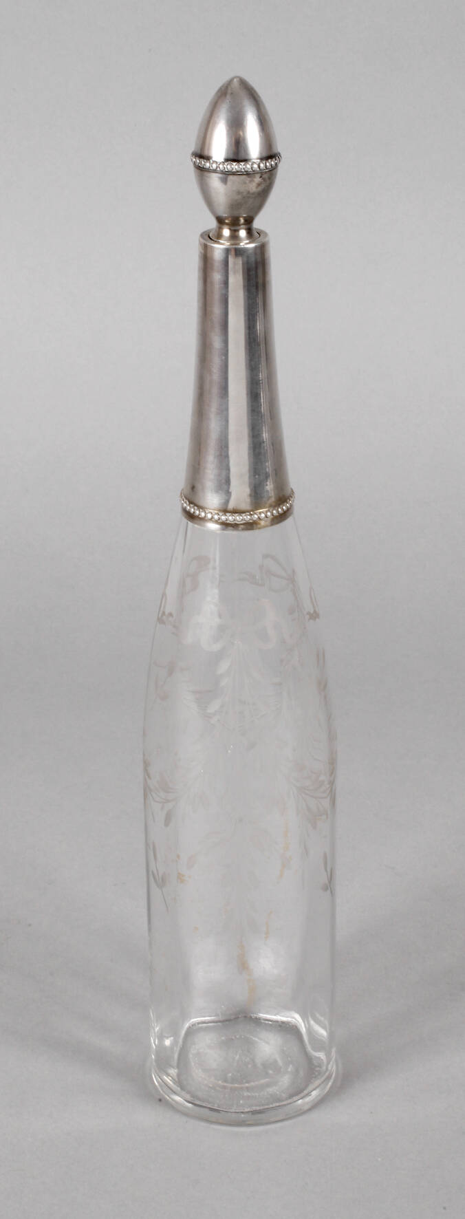 Schlanke Karaffe mit Silbermontur