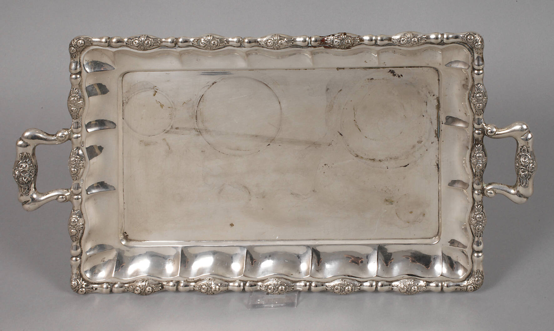 Silbertablett mit Rosenblüten