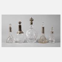 Fünf Kristallglasflaschen mit Silbermontur111