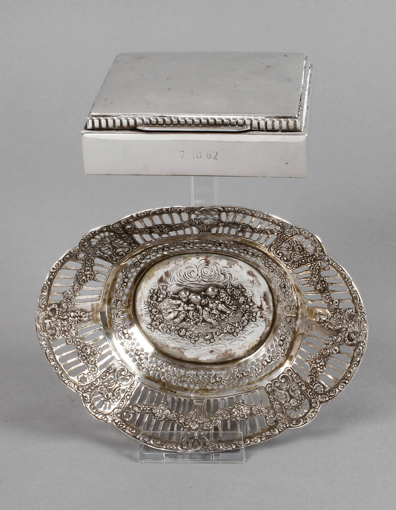 Silberschale und kleiner Humidor