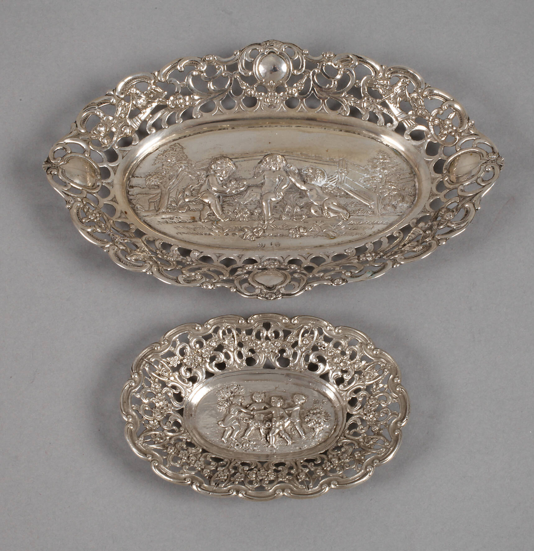 Zwei Silberschalen mit Puttenmotiven