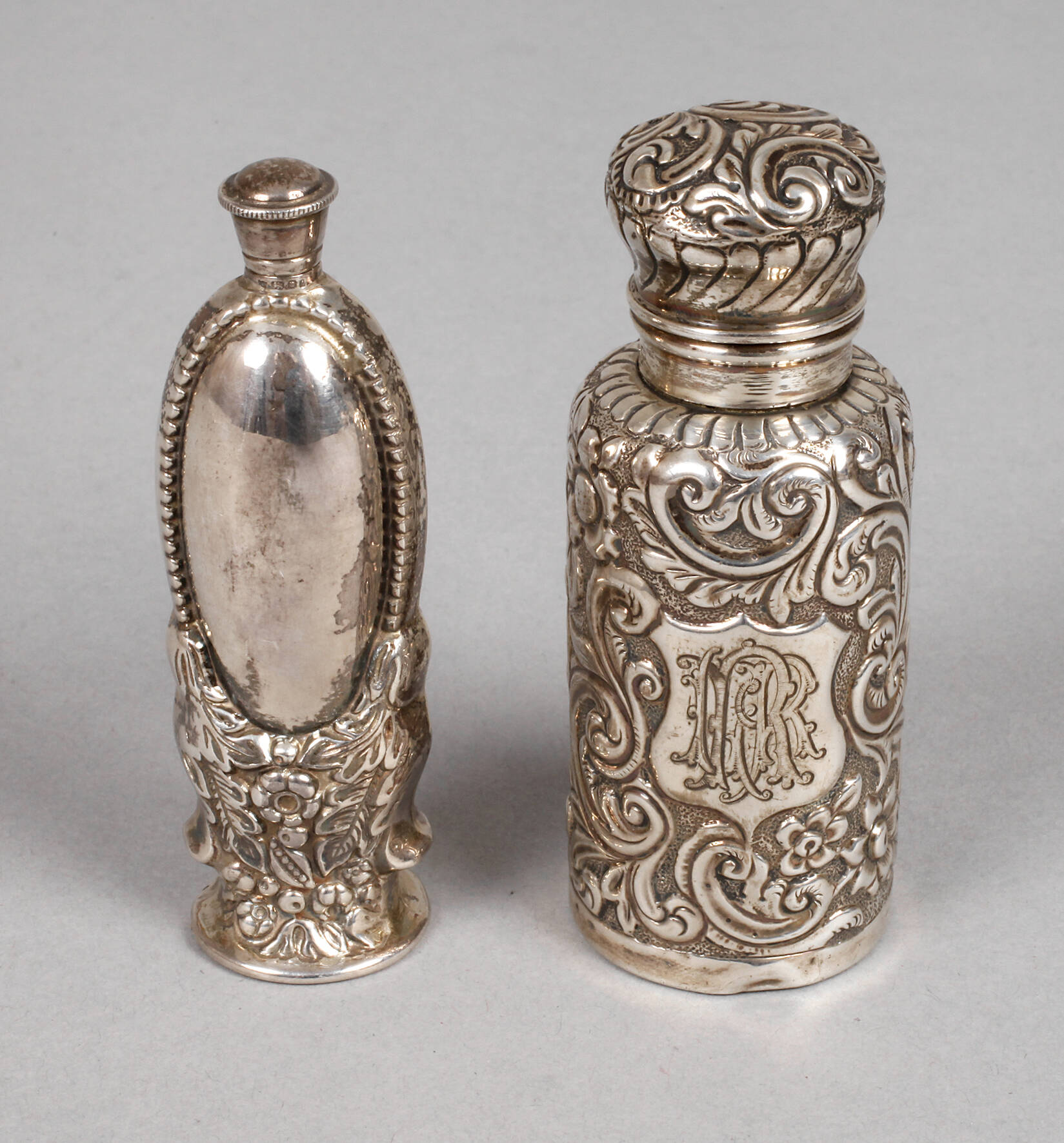 Zwei ausgefallene Flakons Silber