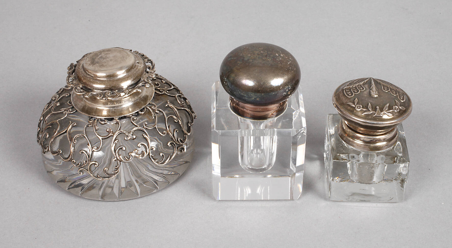 Drei Tintenfässer mit Silbermontur