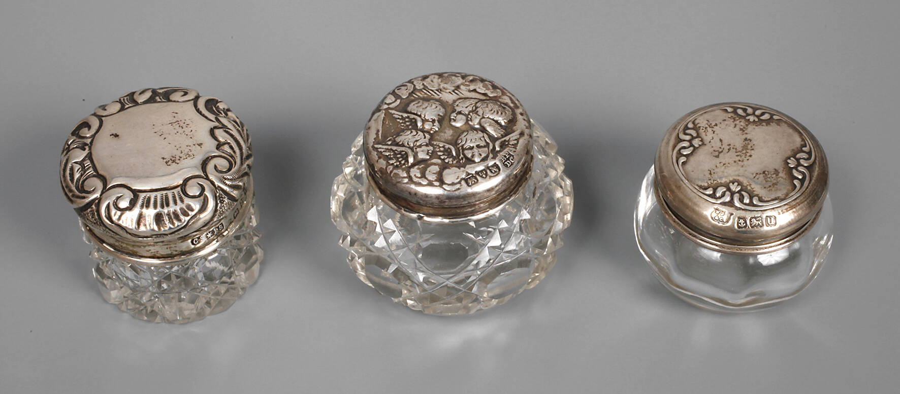 Drei Glasdöschen mit Silberdeckel