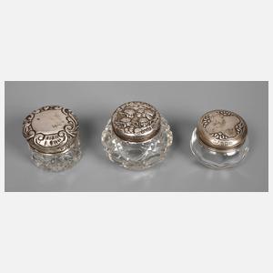 Drei Glasdöschen mit Silberdeckel