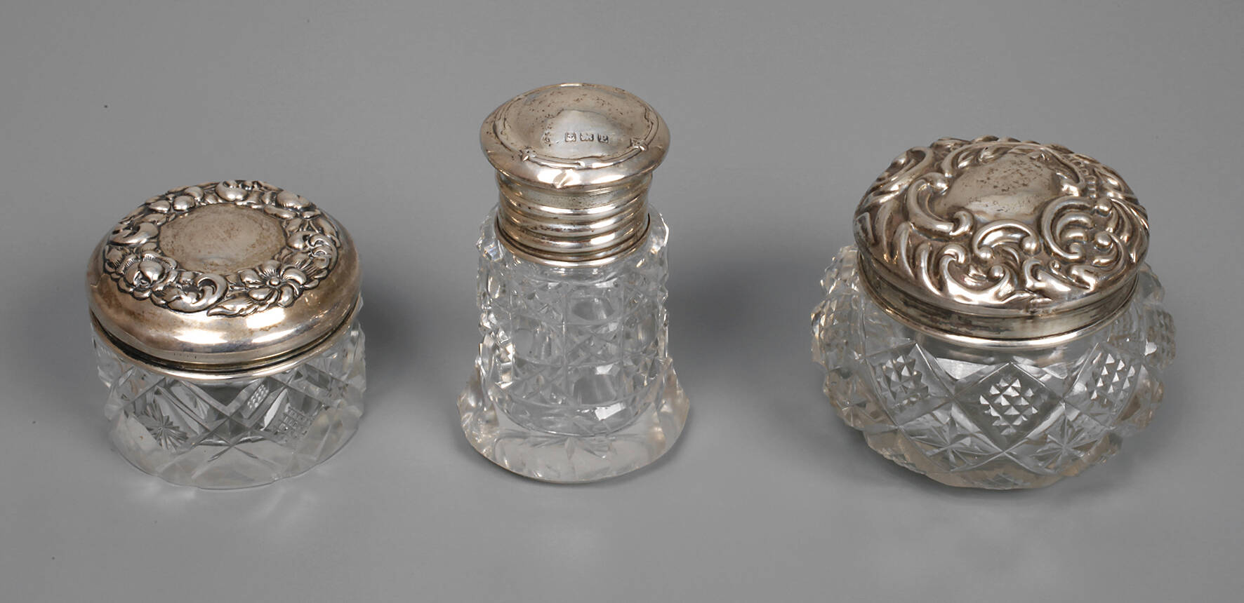 Drei Kristallgläser mit Silberdeckel