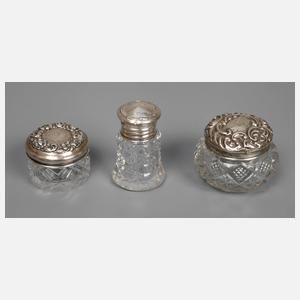 Drei Kristallgläser mit Silberdeckel