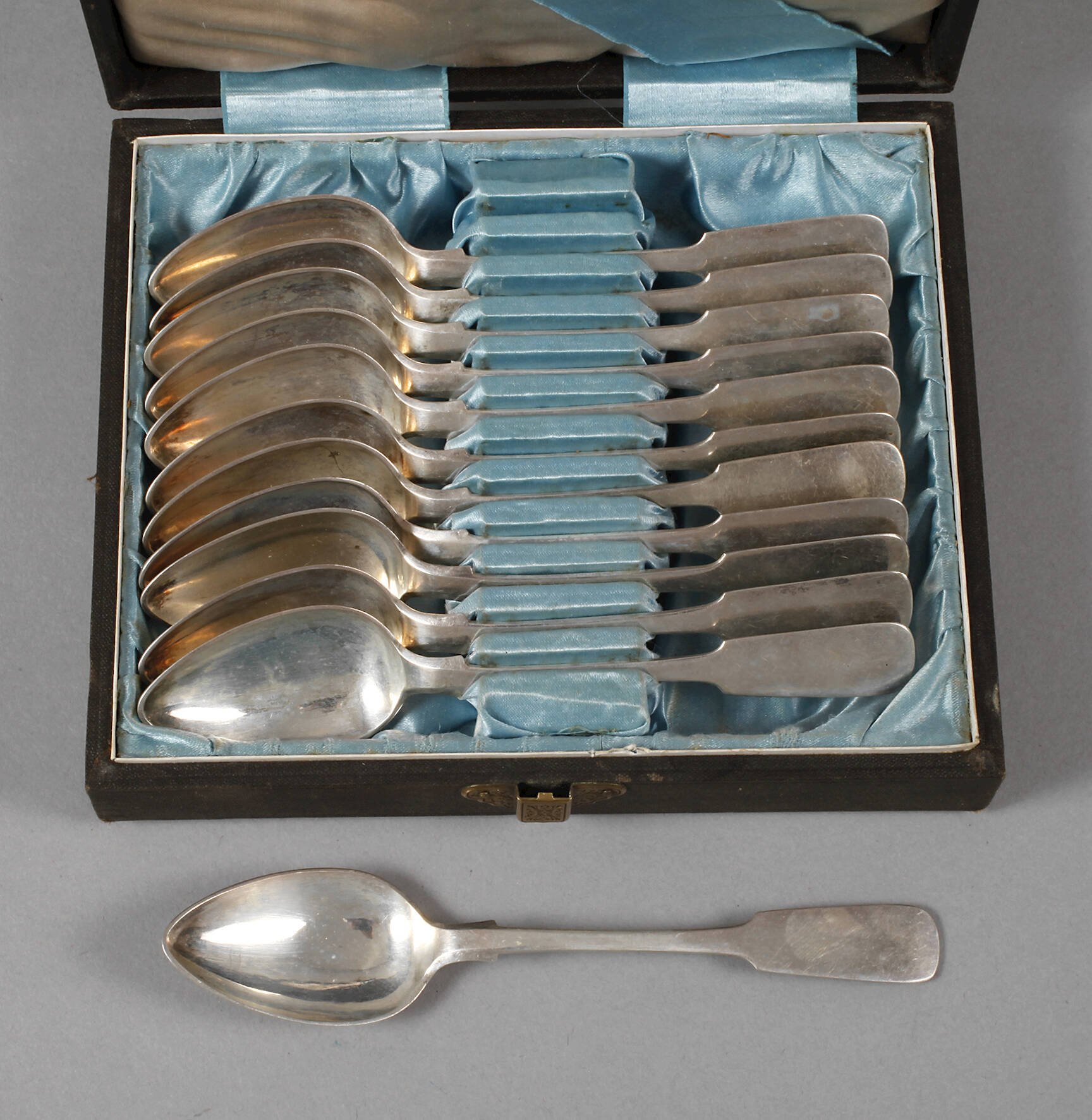 Zwölf Kaffeelöffel Spatendekor