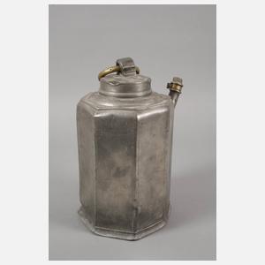 Übergroße Erntekanne