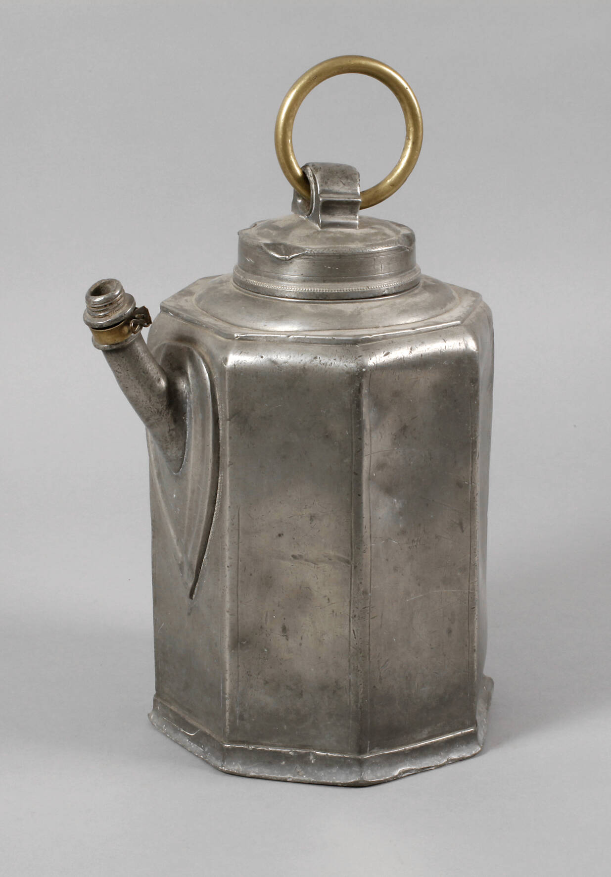 Übergroße Erntekanne