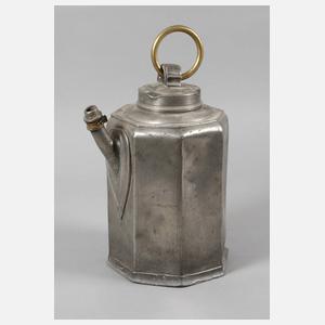 Übergroße Erntekanne