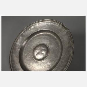 Großer Zinnteller mit gewölbtem Mittelstück