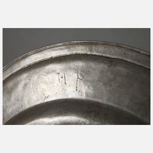 Großer Zinnteller mit gewölbtem Mittelstück