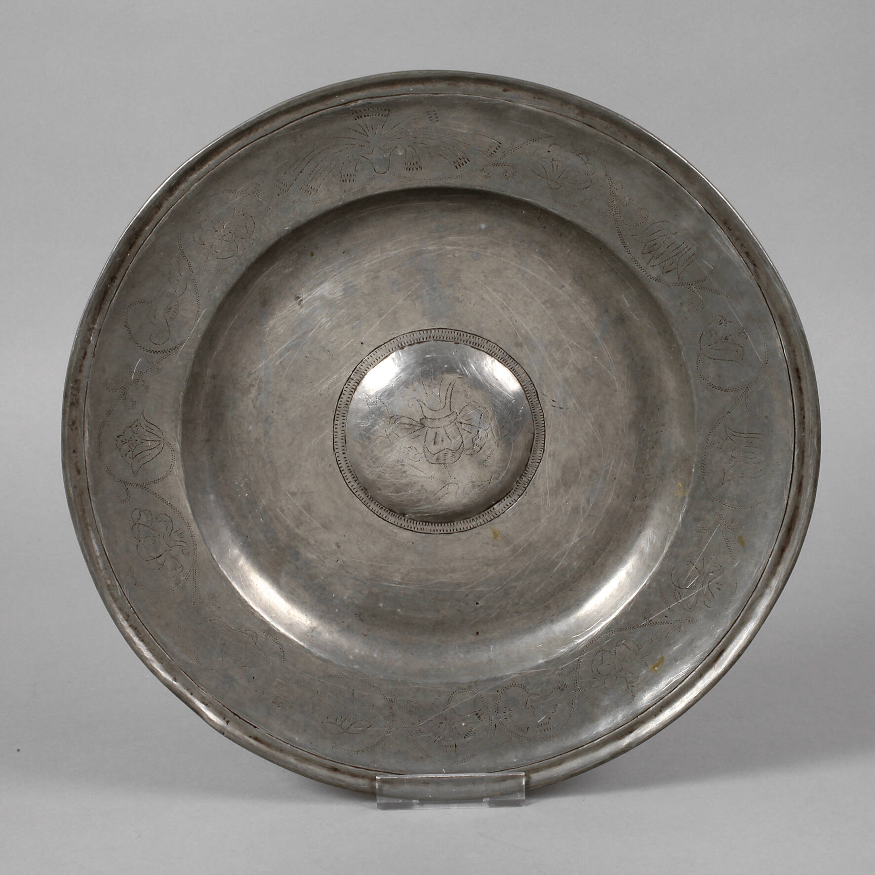 Großer Zinnteller mit gewölbtem Mittelstück