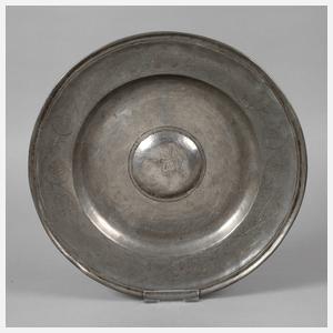 Großer Zinnteller mit gewölbtem Mittelstück